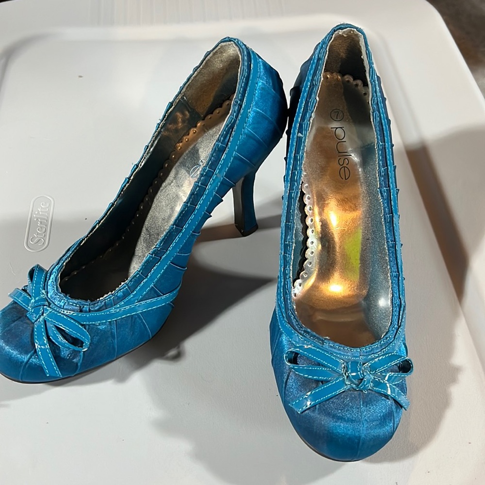 GREAT CONDITION CUTE BLUE HEELS! SIZE 7